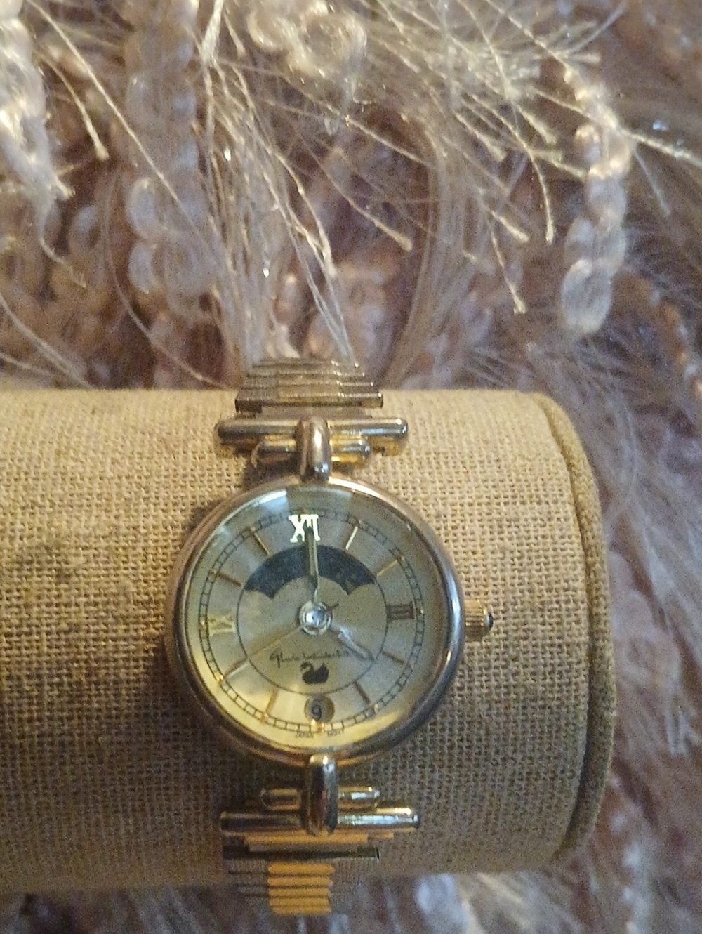 Gloria Vanderbilt Vintage Gold Tone Ladies Moonphase Watch Needs Battery